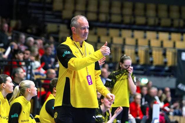 Daumen nach oben: Trainer Markus Högner Handball Frauen 1.Bundesliga 2025 26 BSV Sachsen Zwickau - Borussia Dortmund 29:30 am 28.1.2026 in der Sparkassen-Arena Zwickau BSV Sachsen Zw ickau - Borussia Dortmund