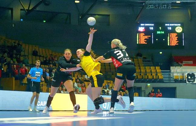 Laura Szabo (Zwickau) und Laura Penzes (Zwickau, rechts) versuchen Alieke Van Maurik (Dortmund) am Wurf zu hindern. Handball Frauen 1.Bundesliga 2025 26 BSV Sachsen Zwickau - Borussia Dortmund 29:30 am 28.1.2026 in der Sparkassen-Arena Zwickau BSV Sachsen Zw ickau - Borussia Dortmund