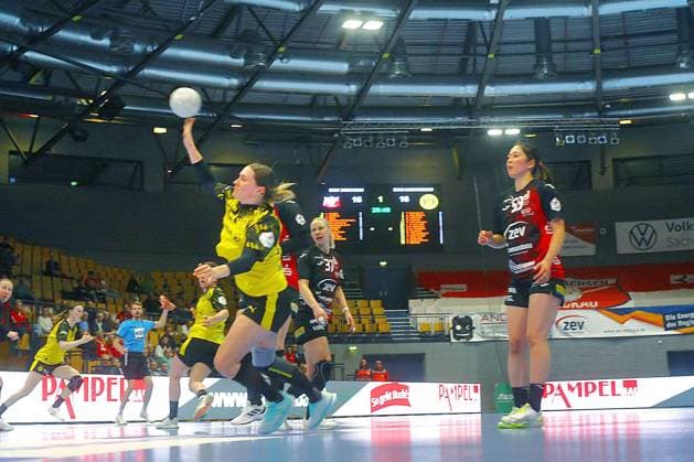 Torwurf von Kaja Kamp Nielsen (Dortmund) , rechts Kaho Nakayama (Zwickau) , hinten Laura Penzes (Zwickau) Handball Frauen 1.Bundesliga 2025 26 BSV Sachsen Zwickau - Borussia Dortmund 29:30 am 28.1.2026 in der Sparkassen-Arena Zwickau BSV Sachsen Zw ickau - Borussia Dortmund