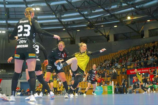 Emma Olsson (Dortmund) setzt sich am Kreis gegen Laura Szabo (Zwickau) durch. Handball Frauen 1.Bundesliga 2025 26 BSV Sachsen Zwickau - Borussia Dortmund 29:30 am 28.1.2026 in der Sparkassen-Arena Zwickau BSV Sachsen Zw ickau - Borussia Dortmund