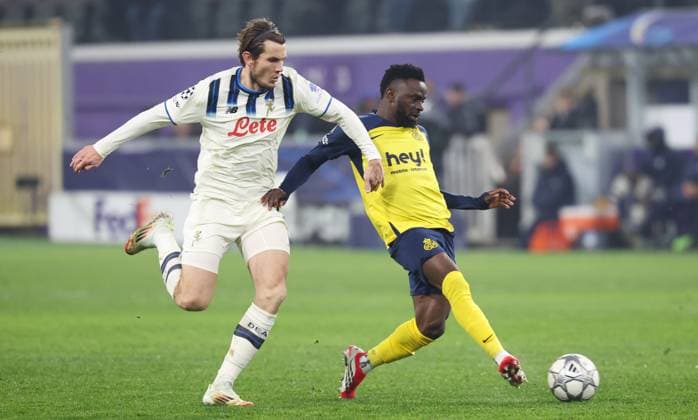Atalanta s Marten de Roon and Union s Ousseynou Niang fight for the ball during a soccer game between Belgian Royale Union Saint-Gilloise and Italian Atalanta Bergamo, on Wednesday 28 January 2026 in Brussels, on the eight day of the League phase of the UEFA Champions League tournament. VIRGINIExLEFOUR  x159403636x