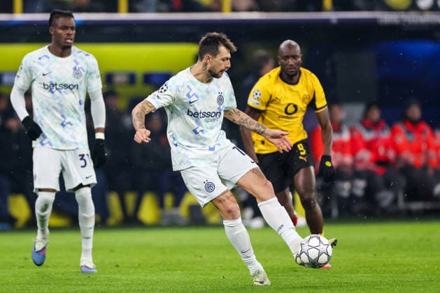 DORTMUND, GERMANY - JANUARY 28: Francesco Acerbi of FC Internazionale passes the ball during the UEFA Champions League 2025 26 League Phase MD8 match between Borussia Dortmund and FC Internazionale Milano at BVB Stadion Dortmund on January 28, 2026 in Dortmund, Germany. (Photo by Rene Nijhuis) SPO  Copyright: xRenexNijhuis