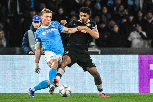 CALCIO - UEFA Champions League - SSC Napoli vs Chelsea FC Wesley Fofana of Chelsea FC competes for the ball with during the Uefa Champions League between SSC Napoli vs Chelsea FC :Agostino Gemito PA Naples Italy  Copyright: xIPAxSport ABACAx