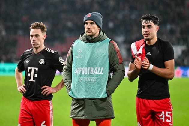 UEFA Champions League; PSV Eindhoven - FC Bayern München; 28.01.2026 EINDHOVEN, NETHERLANDS - 28. JANUARY: Das Team der Gäste feiert zusammen mit den Fans den 1-2 Auswärtssieg nach dem Match zwischen PSV Eindhoven und dem FC Bayern München am 8. Spieltag der UEFA Champions League Gruppenphase im Philips Stadion - Joshua KIMMICH (FC Bayern Munich 6), Leon GORETZKA (FC Bayern Munich 8) und Aleksandar PAVLOVIC (FC Bayern Munich 45) Copyright: xBEAUTIFULxSPORTS Goldbergx