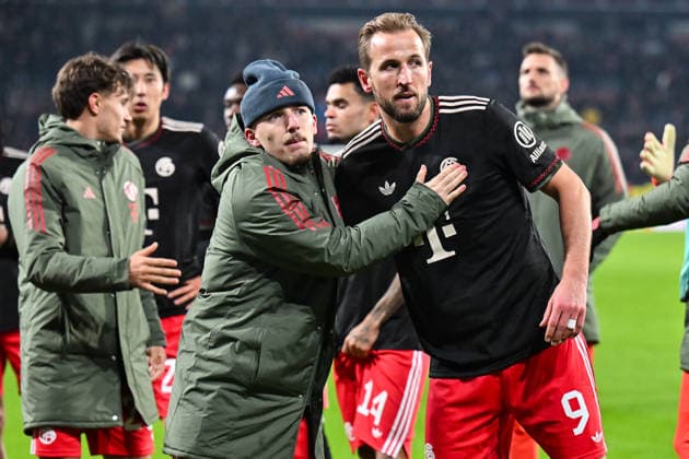 UEFA Champions League; PSV Eindhoven - FC Bayern München; 28.01.2026 EINDHOVEN, NETHERLANDS - 28. JANUARY: im Bild Lennart KARL (FC Bayern Munich 42) und Harry KANE (FC Bayern Munich 9) nach dem Match zwischen PSV Eindhoven und dem FC Bayern München am 8. Spieltag der UEFA Champions League Gruppenphase im Philips Stadion Copyright: xBEAUTIFULxSPORTS Goldbergx