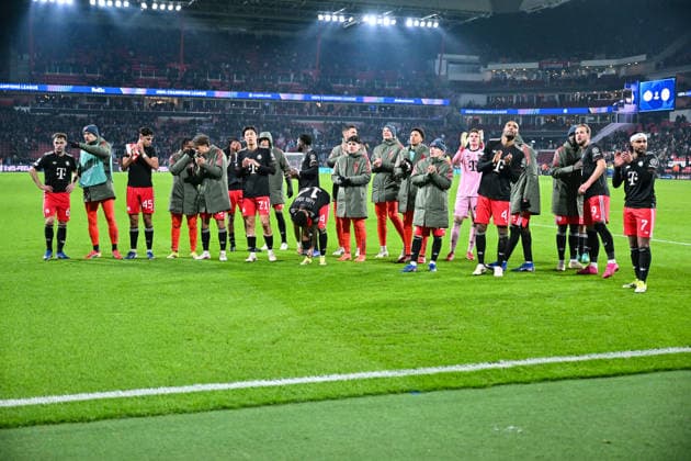 UEFA Champions League; PSV Eindhoven - FC Bayern München; 28.01.2026 EINDHOVEN, NETHERLANDS - 28. JANUARY: Das Team der Gäste feiert zusammen mit den Fans den 1-2 Auswärtssieg nach dem Match zwischen PSV Eindhoven und dem FC Bayern München am 8. Spieltag der UEFA Champions League Gruppenphase im Philips Stadion Copyright: xBEAUTIFULxSPORTS Goldbergx