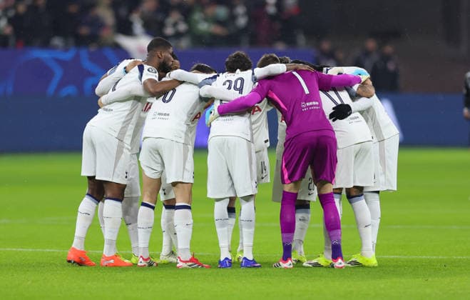 28.01.2026, Fussball UEFA Champions League, Eintracht Frankfurt - Tottenham Hotspur, emonline, emspor, v.l., Mannschaftskreis vor dem Spiel, team circle before the game DFL DFB REGULATIONS PROHIBIT ANY USE OF PHOTOGRAPHS AS IMAGE SEQUENCES AND OR QUASI-VIDEO. xdcx Copyright: HMBxMedia Claus