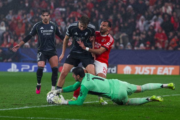 FBL-UEFA Champions League 2025-26 SL Benfica - Real Madrid Raul Asencio (Real Madrid), Aurelien Tchouameni (Real Madrid), Vangelis Pavlidis (S.L.Benfica), Thibaut Courtois (Real Madrid) in action, with the bal during the UEFA Champions League 2025-26 League Phase MD8 match between Lisboa e Benfica and Real Madrid at Estadio da Luz on Wednesday 28 January 2026 in Lisbon, Portugal Copyright: JoaquimxFerreira