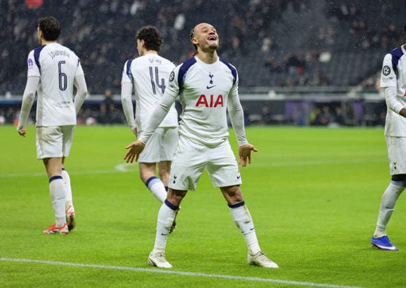 28.01.2026, Fussball UEFA Champions League, Eintracht Frankfurt - Tottenham Hotspur, emonline, emspor, v.l., Xavi Simons (Tottenham Hotspur) jubelnd bejubelt jubelt jubeln über das 0:1 durch Randal Kolo Muani (Tottenham Hotspur) DFL DFB REGULATIONS PROHIBIT ANY USE OF PHOTOGRAPHS AS IMAGE SEQUENCES AND OR QUASI-VIDEO. xdcx Copyright: HMBxMedia Claus