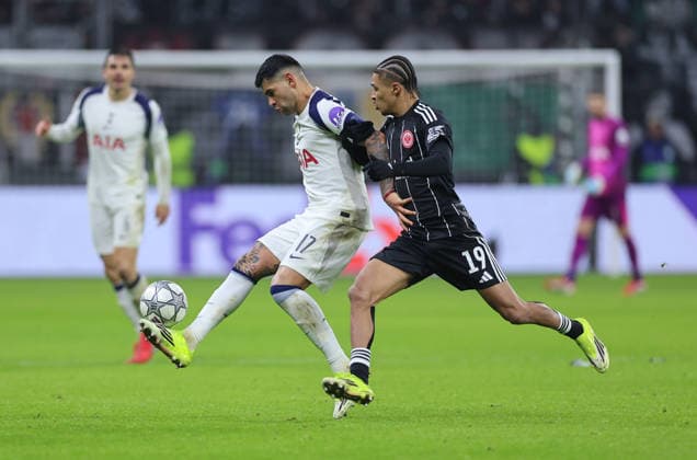 28.01.2026, Fussball UEFA Champions League, Eintracht Frankfurt - Tottenham Hotspur, emonline, emspor, v.l., Cristian Romero (Tottenham Hotspur), Jean-Matteo Bahoya (Eintracht Frankfurt) DFL DFB REGULATIONS PROHIBIT ANY USE OF PHOTOGRAPHS AS IMAGE SEQUENCES AND OR QUASI-VIDEO. xdcx Copyright: HMBxMedia Claus