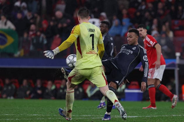 FBL-UEFA Champions League 2025-26 SL Benfica - Real Madrid Torwart Anatoliy Trubin (S.L.Benfica), Kylian Mbappe (Real Madrid) battles for the Ball during the UEFA Champions League 2025-26 League Phase MD8 match between Lisboa e Benfica and Real Madrid at Estadio da Luz on Wednesday 28 January 2026 in Lisbon, Portugal Copyright: JoaquimxFerreira