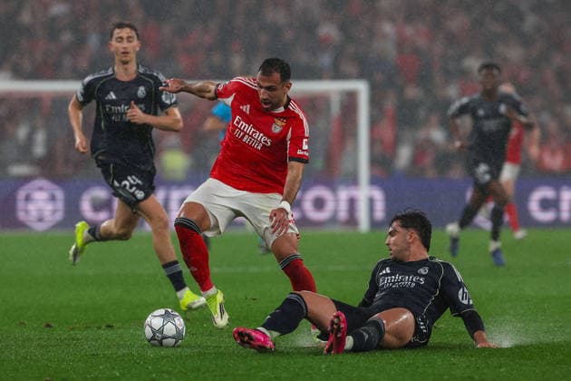 FBL-UEFA Champions League 2025-26 SL Benfica - Real Madrid Vangelis Pavlidis (S.L.Benfica), Raul Asencio (Real Madrid) battles for the Ball during the UEFA Champions League 2025-26 League Phase MD8 match between Lisboa e Benfica and Real Madrid at Estadio da Luz on Wednesday 28 January 2026 in Lisbon, Portugal Copyright: JoaquimxFerreira
