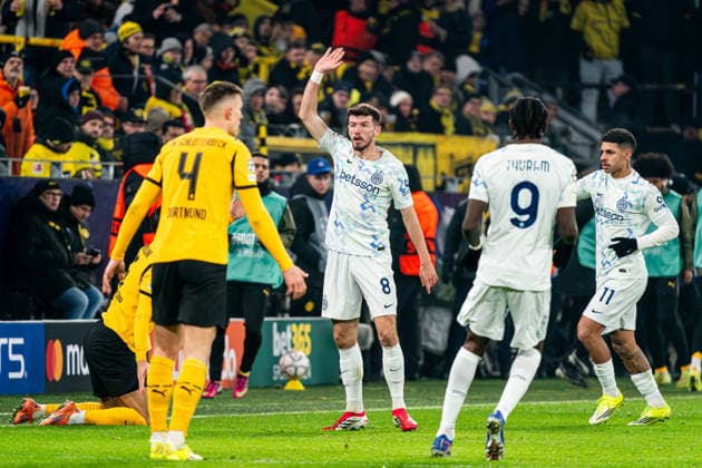2026-01-28 Borussia Dortmund v FC Internazionale Milano - UEFA Champions League 2025 26 League Phase MD8 DORTMUND, GERMANY - JANUARY 28: Petar Sucic of FC Internazionale Milano waving during the UEFA Champions League 2025 26 League Phase MD8 match between Borussia Dortmund and FC Internazionale Milano at BVB Stadion Dortmund on January 28, 2026 in Dortmund, Germany. (Photo by Gabriel Calvino Alonso BSR Agency) Dortmund Germany Content not available for redistribution in The Netherlands directly or indirectly through any third parties. Copyright: xBSRxAgencyx