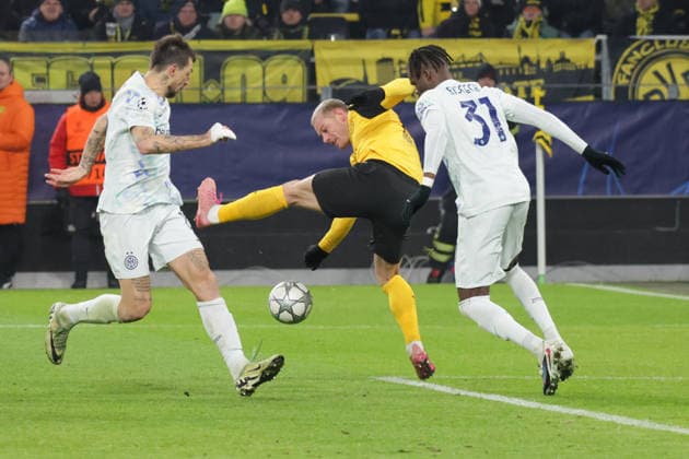 28.01.2026, xgrfx, Fussball UEFA Champions League , Borussia Dortmund - Inter Mailand v.l. Francesco Acerbi (Inter Mailand), Julian Ryerson (Borussia Dortmund), Yann Bisseck (Inter Mailand) (DFL DFB REGULATIONS PROHIBIT ANY USE OF PHOTOGRAPHS as IMAGE SEQUENCES and or QUASI-VIDEO) Signal Iduna Park