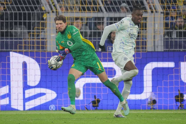 28.01.2026, xgrfx, Fussball UEFA Champions League , Borussia Dortmund - Inter Mailand v.l. Gregor Kobel (Borussia Dortmund), Yann Bisseck (Inter Mailand) (DFL DFB REGULATIONS PROHIBIT ANY USE OF PHOTOGRAPHS as IMAGE SEQUENCES and or QUASI-VIDEO) Signal Iduna Park