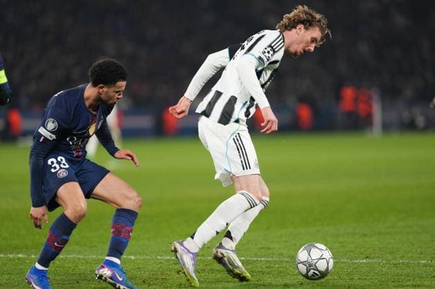 Nick Woltemade of Newcastle shields the ball from Warren Zaire Emery of PSG Paris Saint-Germain v Newcastle United, UEFA Champions League, Group Stage, Football, Parc des Princes, Paris, France - 28 Jan 2026Paris Parc des Princes France EDITORIAL USE ONLY No use with unauthorised audio, video, data, fixture lists, club league logos or live services. Online in-match use limited to 120 images, no video emulation. No use in betting, games or single club league player publications. Copyright: xDavexWinter Shutterstockx 16429499ia