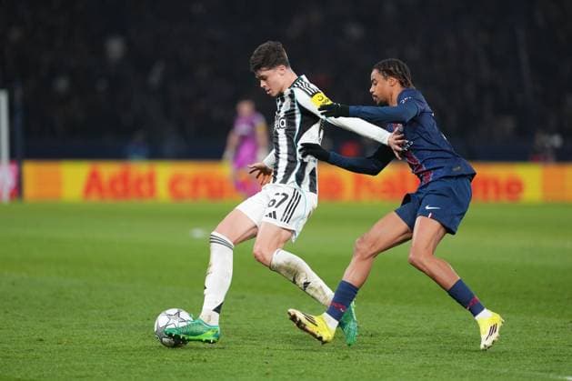 Lewis Miley of Newcastle holds off Bradley Barcola of PSG Paris Saint-Germain v Newcastle United, UEFA Champions League, Group Stage, Football, Parc des Princes, Paris, France - 28 Jan 2026Paris Parc des Princes France EDITORIAL USE ONLY No use with unauthorised audio, video, data, fixture lists, club league logos or live services. Online in-match use limited to 120 images, no video emulation. No use in betting, games or single club league player publications. Copyright: xDavexWinter Shutterstockx 16429499hj