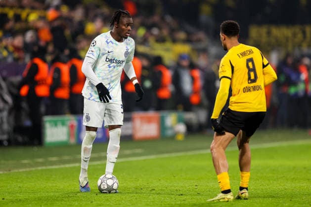 DORTMUND, GERMANY - JANUARY 28: Yann Bisseck of FC Internazionale is challenged by Felix Nmecha of Borussia Dortmund during the UEFA Champions League 2025 26 League Phase MD8 match between Borussia Dortmund and FC Internazionale Milano at BVB Stadion Dortmund on January 28, 2026 in Dortmund, Germany. (Photo by Rene Nijhuis) SPO  Copyright: xRenexNijhuis