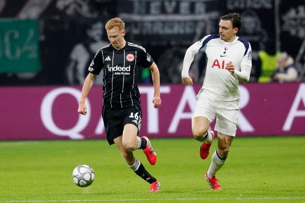Laufduell zwischen Hugo Larsson (Eintracht Frankfurt, 16) and Joao Palhinha (Tottenham Hotspur, 6) 28.01.2026, Soccer, Eintracht Frankfurt vs Tottenham Hotspur - UEFA Champions League, GER, Frankfurt, Deutsche Bank Park. Copyright: HMBxMedia xHeikoxBecker