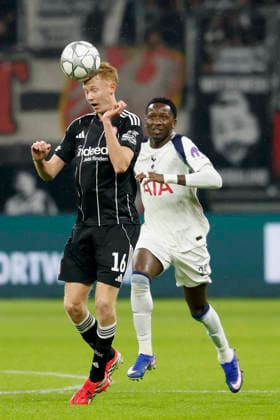 v.l. Hugo Larsson (Eintracht Frankfurt, 16) and Pape Sarr (Tottenham Hotspur, 29), 28.01.2026, Soccer, Eintracht Frankfurt vs Tottenham Hotspur - UEFA Champions League, GER, Frankfurt, Deutsche Bank Park. Copyright: HMBxMedia xHeikoxBecker