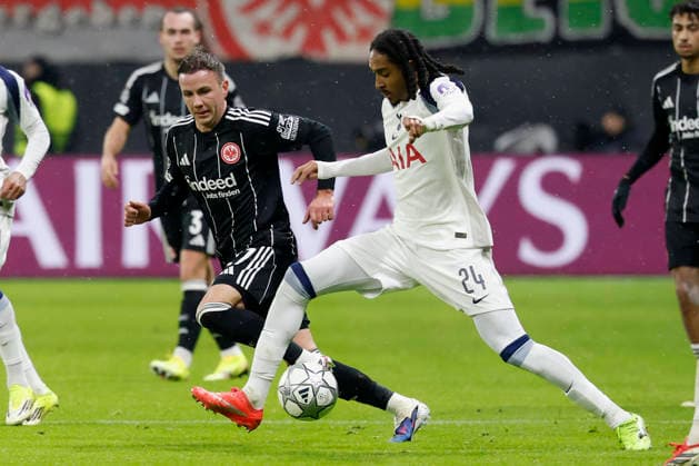 v.l. Mario Goetze (Eintracht Frankfurt, 27) and Djed Spence (Tottenham Hotspur, 24), 28.01.2026, Soccer, Eintracht Frankfurt vs Tottenham Hotspur - UEFA Champions League, GER, Frankfurt, Deutsche Bank Park. Copyright: HMBxMedia xHeikoxBecker