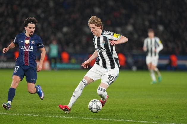 Anthony Gordon of Newcastle takes on Vitinha of PSG Paris Saint-Germain v Newcastle United, UEFA Champions League, Group Stage, Football, Parc des Princes, Paris, France - 28 Jan 2026Paris Parc des Princes France EDITORIAL USE ONLY No use with unauthorised audio, video, data, fixture lists, club league logos or live services. Online in-match use limited to 120 images, no video emulation. No use in betting, games or single club league player publications. Copyright: xDavexWinter Shutterstockx 16429499it