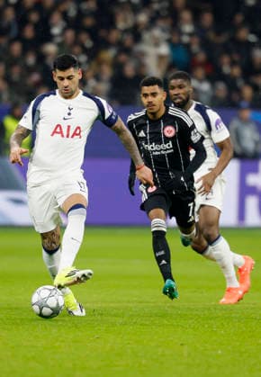 v.l. Cristian Romero (Tottenham Hotspur, 17) and Ansgar Knauff (Eintracht Frankfurt, 7), 28.01.2026, Soccer, Eintracht Frankfurt vs Tottenham Hotspur - UEFA Champions League, GER, Frankfurt, Deutsche Bank Park. Copyright: HMBxMedia xHeikoxBecker