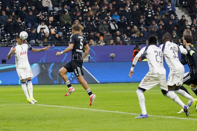 Cristian Romero (Tottenham Hotspur, 17) mit der Vorlage für das 0:1 von Randal Kolo Muani (Tottenham Hotspur, 39), 28.01.2026, Soccer, Eintracht Frankfurt vs Tottenham Hotspur - UEFA Champions League, GER, Frankfurt, Deutsche Bank Park. Copyright: HMBxMedia xHeikoxBecker