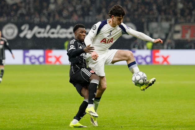 v.l. Aurlio Buta (Eintracht Frankfurt, 24) und Archie Gray (Tottenham Hotspur, 14), 28.01.2026, Soccer, Eintracht Frankfurt vs Tottenham Hotspur - UEFA Champions League, GER, Frankfurt, Deutsche Bank Park. Copyright: HMBxMedia xHeikoxBecker
