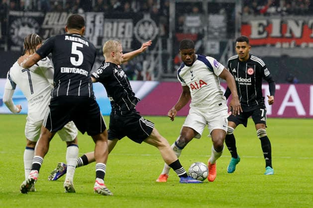 v.l. Hugo Larsson (Eintracht Frankfurt, 16) and Kevin Danso (Tottenham Hotspur, 4), 28.01.2026, Soccer, Eintracht Frankfurt vs Tottenham Hotspur - UEFA Champions League, GER, Frankfurt, Deutsche Bank Park. Copyright: HMBxMedia xHeikoxBecker