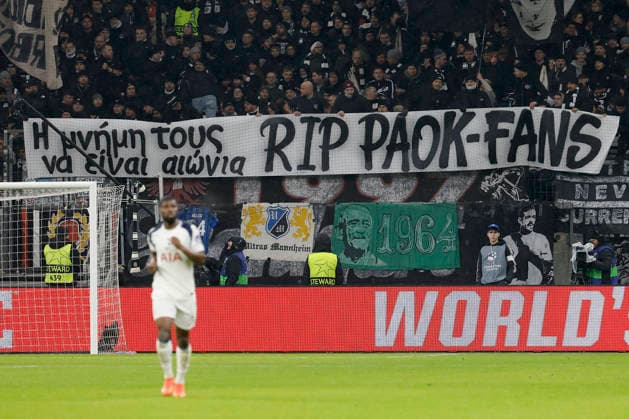 Fans von Eintracht Frankfurt halten während des UEFA Europa League Spiels gegen Tottenham Hotspur ein Banner hoch mit der Aufschrift RIP PAOK-FANS als Gedenken an sieben PAOK-Fans, die bei einem Autounfall ums Leben gekommen sind 28.01.2026, Soccer, Eintracht Frankfurt vs Tottenham Hotspur - UEFA Champions League, GER, Frankfurt, Deutsche Bank Park. Copyright: HMBxMedia xHeikoxBecker