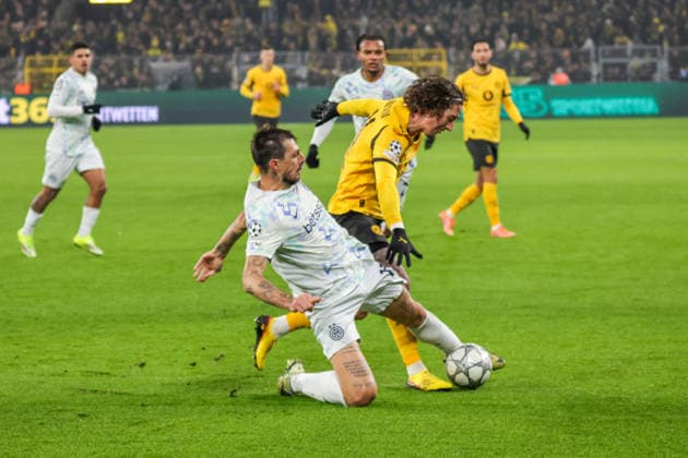 28.01.2026, xgrfx, Fussball UEFA Champions League , Borussia Dortmund - Inter Mailand v.l. Francesco Acerbi (Inter Mailand), Fabio Silva (Borussia Dortmund) (DFL DFB REGULATIONS PROHIBIT ANY USE OF PHOTOGRAPHS as IMAGE SEQUENCES and or QUASI-VIDEO) Signal Iduna Park