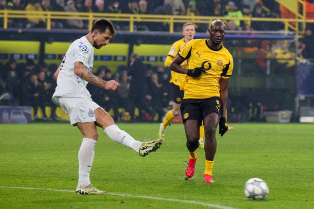 Dortmund, Deutschland 28. Januar 2026: Champions League - 2025 2026 - Borussia Dortmund vs. Inter Mailand Im Bild: v.li. Francesco Acerbi (Inter) und Serhou Guirassy (BVB) Signal Iduna Park Nordrhein Westfalen Copyright: xFotostandx xFantinix