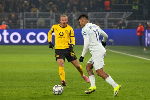 Dortmund, Deutschland 28. Januar 2026: Champions League - 2025 2026 - Borussia Dortmund vs. Inter Mailand Im Bild: v.li. im Zweikampf Julian Ryerson (BVB) und Luis Henrique (Inter) Signal Iduna Park Nordrhein Westfalen Copyright: xFotostandx xFantinix