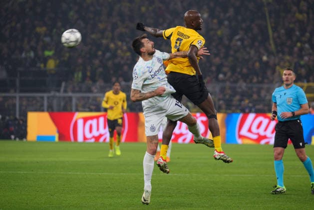 Dortmund, Deutschland 28. Januar 2026: Champions League - 2025 2026 - Borussia Dortmund vs. Inter Mailand Im Bild: v.li. im Zweikampf Francesco (Inter) und Serhou Guirassy (BVB) Signal Iduna Park Nordrhein Westfalen Copyright: xFotostandx xFantinix