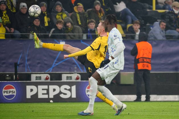Dortmund, Deutschland 28. Januar 2026: Champions League - 2025 2026 - Borussia Dortmund vs. Inter Mailand Im Bild: v.li. im Zweikampf Maximilian Beier (BVB) und Yann Bisseck (Inter) Signal Iduna Park Nordrhein Westfalen Copyright: xFotostandx xFantinix