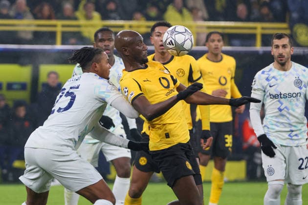 Dortmund, Deutschland 28. Januar 2026: Champions League - 2025 2026 - Borussia Dortmund vs. Inter Mailand Im Bild: v.li.im Zweikampf Manuel Akanji (Inter) und Serhou Guirassy (BVB), daneben Henrikh Mkhitaryan (Inter) Signal Iduna Park Nordrhein Westfalen Copyright: xFotostandx xFantinix