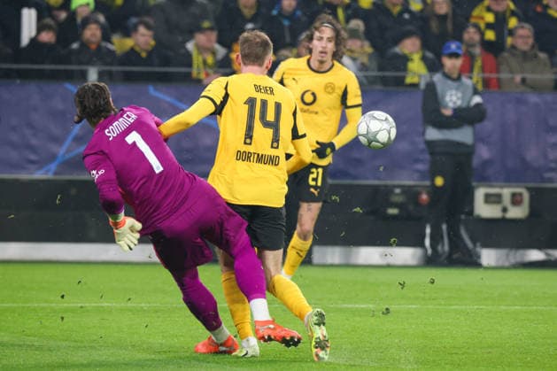 Dortmund, Deutschland 28. Januar 2026: Champions League - 2025 2026 - Borussia Dortmund vs. Inter Mailand Im Bild: v.li. im Zweikampf Torhüter Yann Sommer (Inter) und Maximilian Beier (BVB) Signal Iduna Park Nordrhein Westfalen Copyright: xFotostandx xFantinix