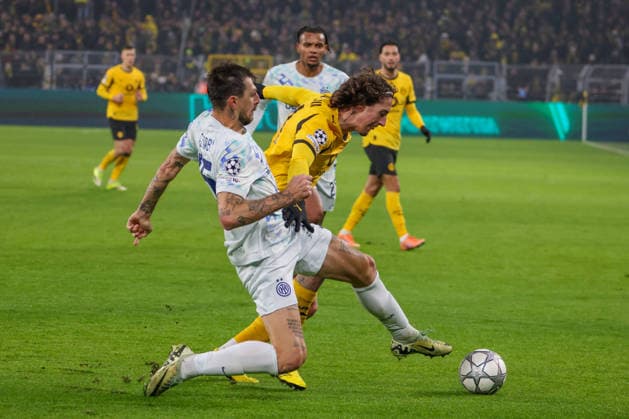 Dortmund, Deutschland 28. Januar 2026: Champions League - 2025 2026 - Borussia Dortmund vs. Inter Mailand Im Bild: v.li. im Zweikampf Francesco Acerbi (Inter) und Fabio Silva (BVB) Signal Iduna Park Nordrhein Westfalen Copyright: xFotostandx xFantinix