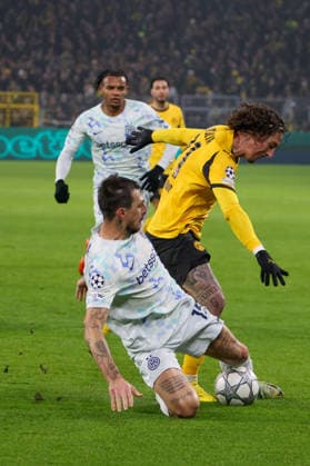 Dortmund, Deutschland 28. Januar 2026: Champions League - 2025 2026 - Borussia Dortmund vs. Inter Mailand Im Bild: v.li. im Zweikampf Francesco Acerbi (Inter) und Fabio Silva (BVB) Signal Iduna Park Nordrhein Westfalen Copyright: xFotostandx xFantinix