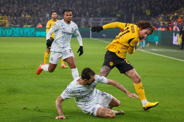 Dortmund, Deutschland 28. Januar 2026: Champions League - 2025 2026 - Borussia Dortmund vs. Inter Mailand Im Bild: v.li. im Zweikampf Francesco Acerbi (Inter) und Fabio Silva (BVB) Signal Iduna Park Nordrhein Westfalen Copyright: xFotostandx xFantinix