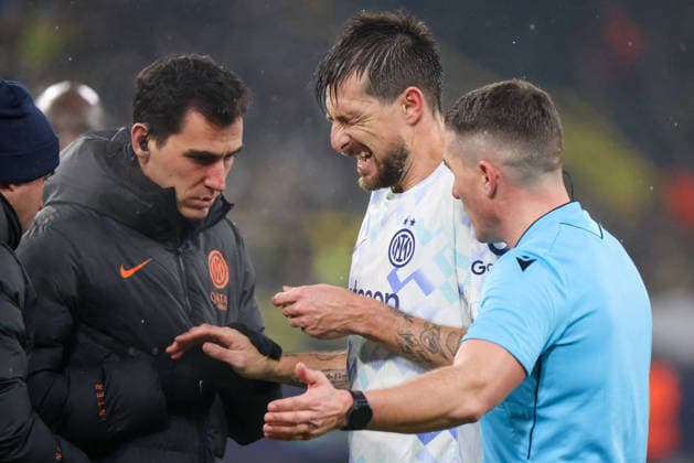 Dortmund, Deutschland 28. Januar 2026: Champions League - 2025 2026 - Borussia Dortmund vs. Inter Mailand Im Bild: v.li. der Dritte Francesco Acerbi (Inter) wird verletzungsbedingt ärztlich behandelt, neben ihm Schiedsrichter Istvan Kovacs (Rumänien) Signal Iduna Park Nordrhein Westfalen Copyright: xFotostandx xFantinix