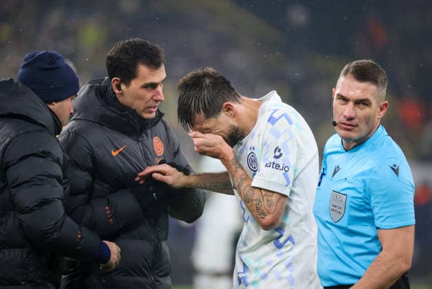 Dortmund, Deutschland 28. Januar 2026: Champions League - 2025 2026 - Borussia Dortmund vs. Inter Mailand Im Bild: v.li. der Dritte Francesco Acerbi (Inter) wird verletzungsbedingt ärztlich behandelt und neben ihm Schiedsrichter Istvan Kovacs (Rumänien) Signal Iduna Park Nordrhein Westfalen Copyright: xFotostandx xFantinix