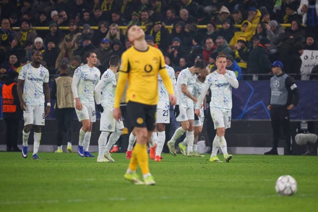 Dortmund, Deutschland 28. Januar 2026: Champions League - 2025 2026 - Borussia Dortmund vs. Inter Mailand Im Bild: Torschütze Federico Dimarco (Inter), verdeckt im Bild, macht das Tor zum 1:0 für Mailand und jubelt mit seinen Mannschaftskollegen, davor Nico Schlotterbeck (BVB) unzufrieden auf dem Spielfeld Signal Iduna Park Nordrhein Westfalen Copyright: xFotostandx xFantinix