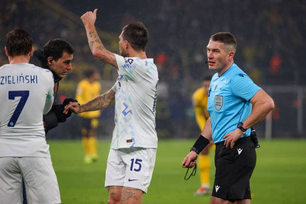 Dortmund, Deutschland 28. Januar 2026: Champions League - 2025 2026 - Borussia Dortmund vs. Inter Mailand Im Bild: v.li. der Dritte Francesco Acerbi (Inter) wird verletzungsbedingt ärztlich behandelt, neben ihm Schiedsrichter Istvan Kovacs (Rumänien) Signal Iduna Park Nordrhein Westfalen Copyright: xFotostandx xFantinix