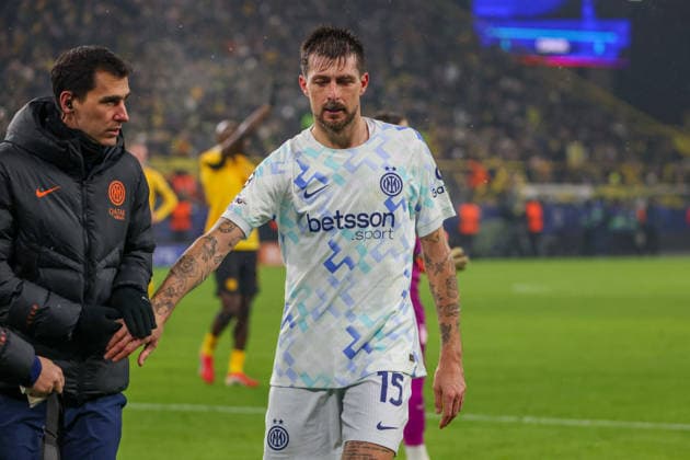 Dortmund, Deutschland 28. Januar 2026: Champions League - 2025 2026 - Borussia Dortmund vs. Inter Mailand Im Bild: Francesco Acerbi (Inter) wird verletzungsbedingt ärztlich behandelt Signal Iduna Park Nordrhein Westfalen Copyright: xFotostandx xFantinix
