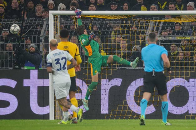 Dortmund, Deutschland 28. Januar 2026: Champions League - 2025 2026 - Borussia Dortmund vs. Inter Mailand Im Bild: Torhüter Gregor Kobel (BVB), mittig im Bild, hört den Ball und verhindert ein Tor für Inter Mailand Signal Iduna Park Nordrhein Westfalen Copyright: xFotostandx xFantinix