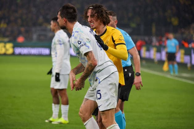Dortmund, Deutschland 28. Januar 2026: Champions League - 2025 2026 - Borussia Dortmund vs. Inter Mailand Im Bild: v.li. Francesco Acerbi (Inter) verletzt sich im Zweikampf mit Fabio Silva (BVB) Signal Iduna Park Nordrhein Westfalen Copyright: xFotostandx xFantinix