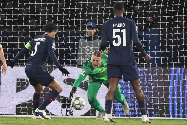 CHAMPION S LEAGUE PSG NEWCASTLE PHOTOPQR LE PARISIEN LP Fred Dugit ; Paris ; 28 01 2026 ; Sports Parc des Princes, Paris (XVIe), le 28 01 2026 Ligue des Champions Psg-Newcastle Arrêt de Matvei Safonov (39) gardien du PSG Marquinhos (5), Matvei Safonov (39) et Willian Pacho (51) (vue de dos) LP Fred Dugit