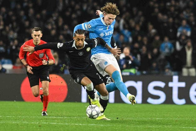 Joao Pedro of Chelsea FC competes for the ball with Scott McTominay of SSC Napoli during the Uefa Champions League between SSC Napoli vs Chelsea FC :Agostino Gemito PA  Copyright: xDaniloxGemito IPAxSportx xipa-agency.netx xx IPA_70678854 IPA_Agency_IPA70678854